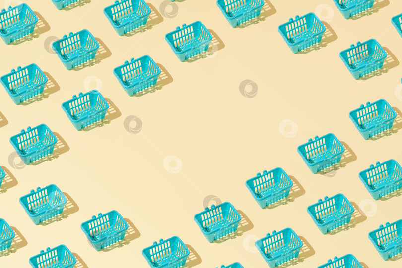 Скачать Креативный узор корзины с продуктовой корзиной, плоский, на желтом фоне, пространство для копирования фотосток Ozero
