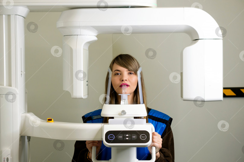 Скачать Пациентке сделали компьютерную томографию челюсти фотосток Ozero