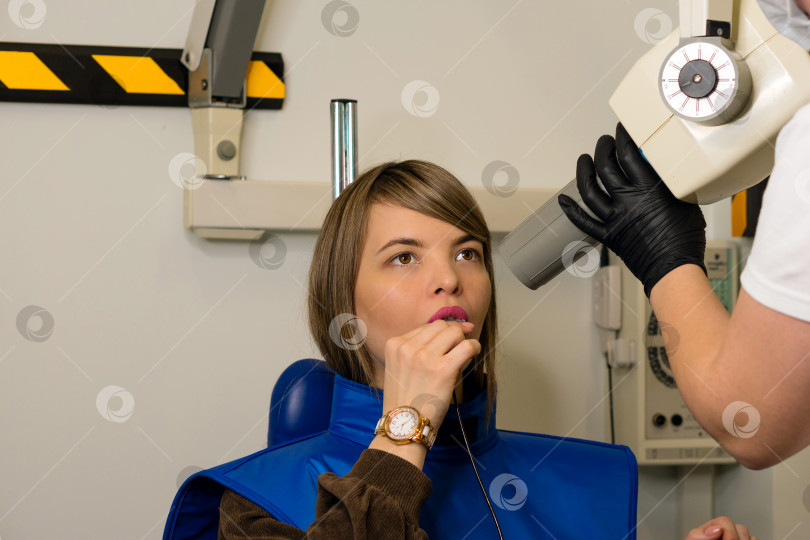 Скачать Врач-рентгенолог проводит рентгенографию зубов пациенту фотосток Ozero