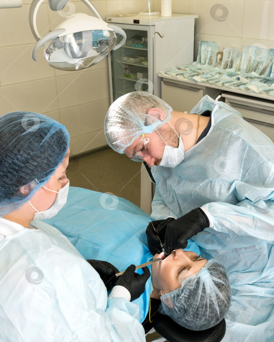Скачать Хирург и медсестра во время стоматологической операции фотосток Ozero