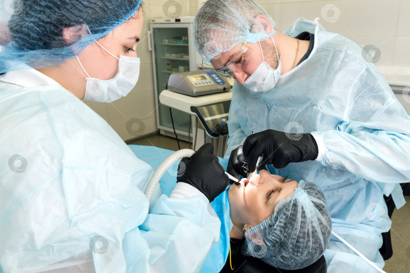 Скачать Хирург и медсестра во время стоматологической операции фотосток Ozero