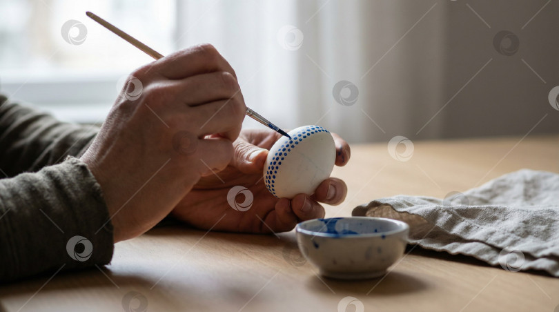 Скачать Творческий процесс росписи пасхального яйца ручная работа с использованием кисти и краски с пробелом для копирования фотосток Ozero