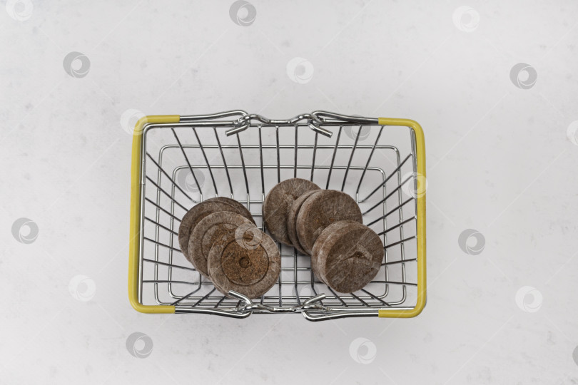 Скачать Торфяные гранулы для посева семян в корзине для покупок. Плоская упаковка фотосток Ozero