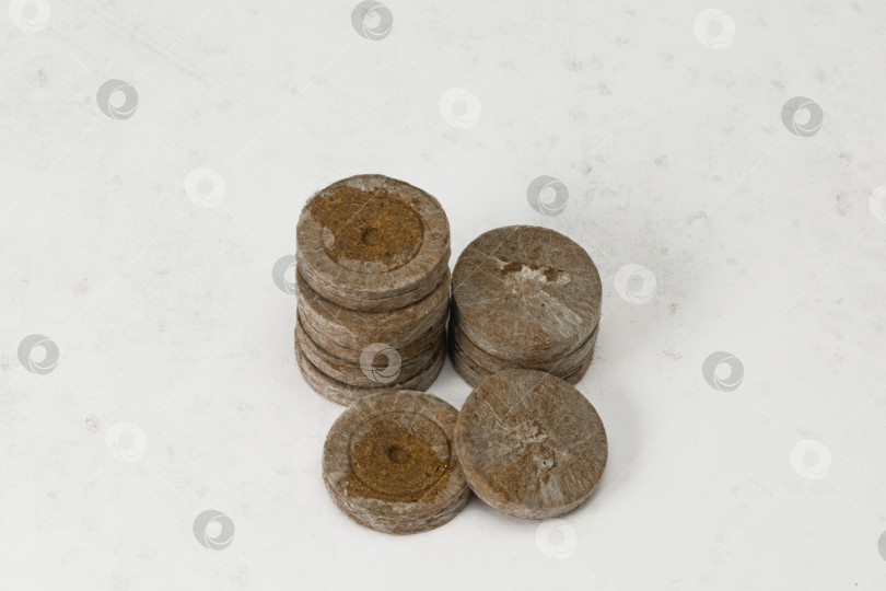 Скачать Торфяные таблетки для посева семян. Перед использованием эти таблетки необходимо замочить в воде фотосток Ozero