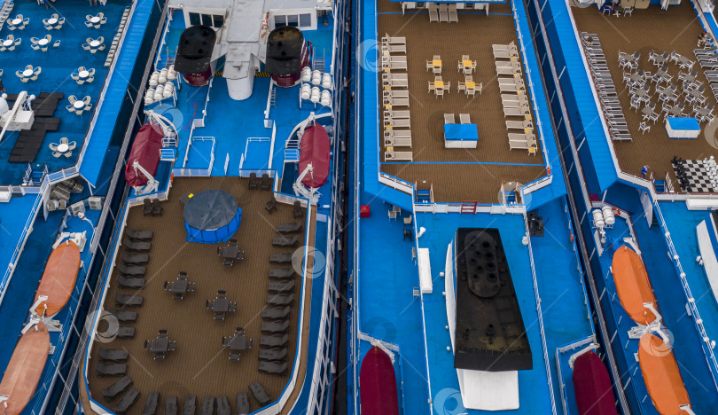 Скачать Вид сверху на верхние палубы туристических судов, зоны отдыха пассажиров, вид с квадрокоптера фотосток Ozero
