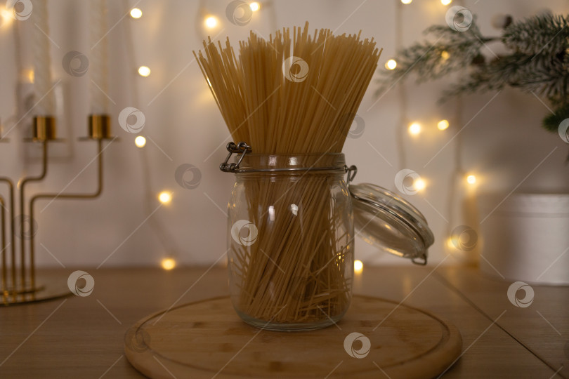 Скачать спагетти в банке на кухне фотосток Ozero