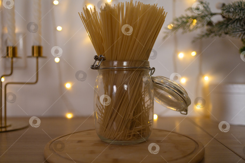 Скачать спагетти в банке на кухне фотосток Ozero