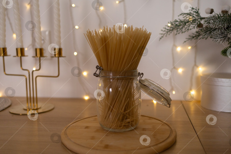 Скачать спагетти в банке на кухне фотосток Ozero