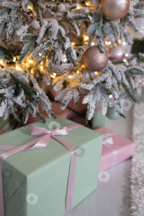 Скачать подарки под елкой.Рождественские подарки в обертках с бантиками под елкой фотосток Ozero