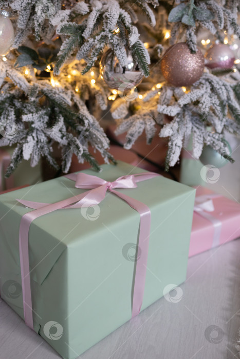Скачать подарки под елкой.Рождественские подарки в обертках с бантиками под елкой фотосток Ozero