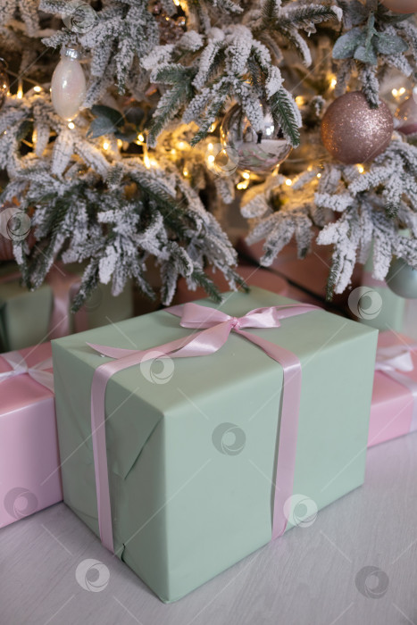 Скачать подарки под елкой.Рождественские подарки в обертках с бантиками под елкой фотосток Ozero