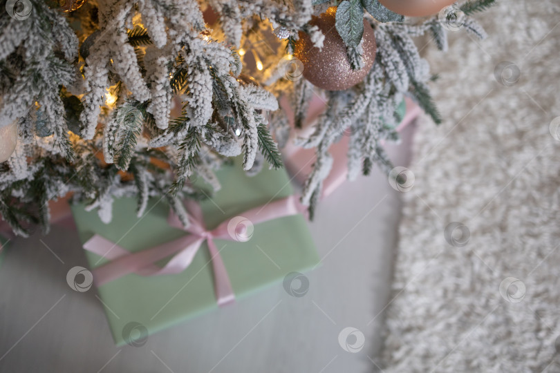 Скачать подарки под елкой.Рождественские подарки в обертках с бантиками под елкой фотосток Ozero