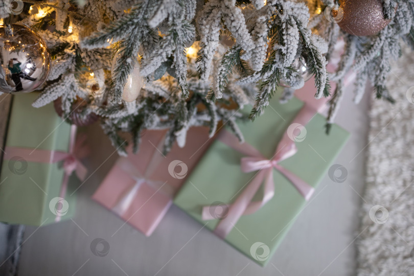 Скачать подарки под елкой.Рождественские подарки в обертках с бантиками под елкой фотосток Ozero
