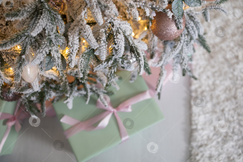 Скачать подарки под елкой.Рождественские подарки в обертках с бантиками под елкой фотосток Ozero