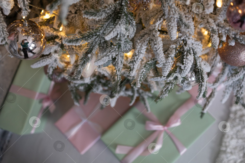 Скачать подарки под елкой.Рождественские подарки в обертках с бантиками под елкой фотосток Ozero