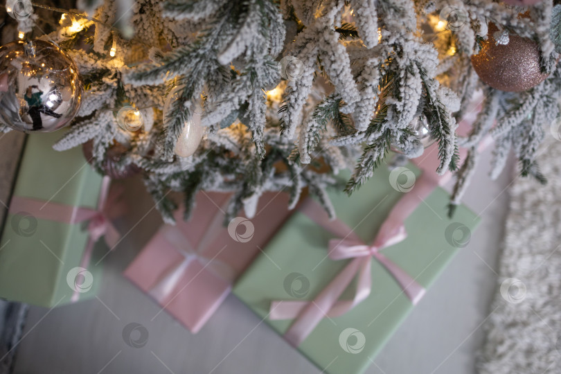 Скачать подарки под елкой.Рождественские подарки в обертках с бантиками под елкой фотосток Ozero