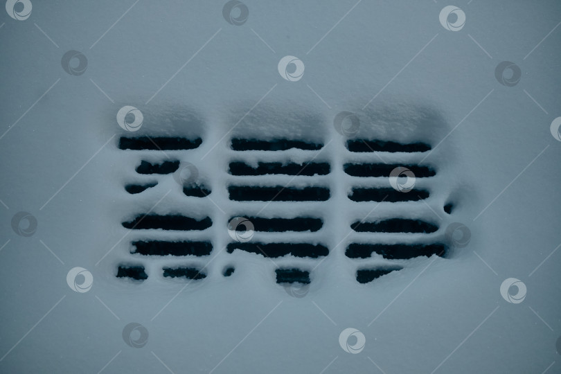 Скачать Канализационная решетка завалена снегом фотосток Ozero