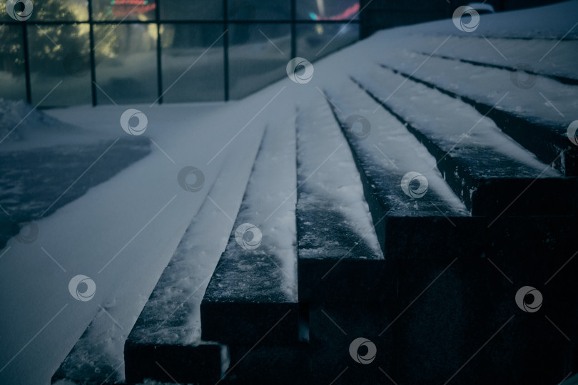 Скачать Ступеньки лестницы замело снегом, зима фотосток Ozero