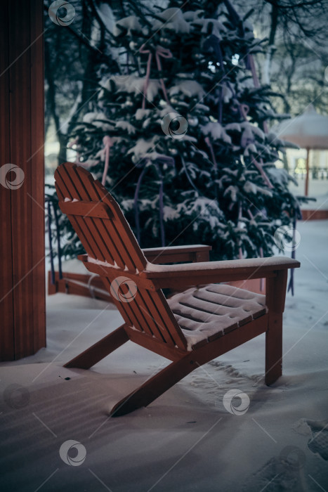 Скачать Красный деревянный стул стоит на снегу на фоне елки фотосток Ozero