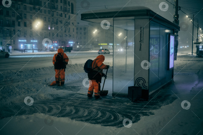Скачать Москва, Россия, 08.01.2025, дворники чистят снег у остановки фотосток Ozero