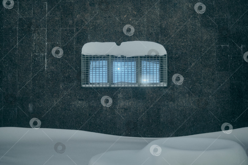 Скачать Маленькое окно с решеткой на гранитной стене, вечер, зима фотосток Ozero