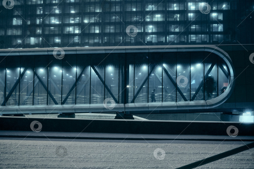 Скачать Москва, Россия, 08.01.2026, футуристический стеклянный переход, зима, ночь фотосток Ozero