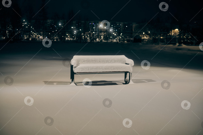 Скачать Скамейка завалена и окружена снегом, вечер, зима фотосток Ozero