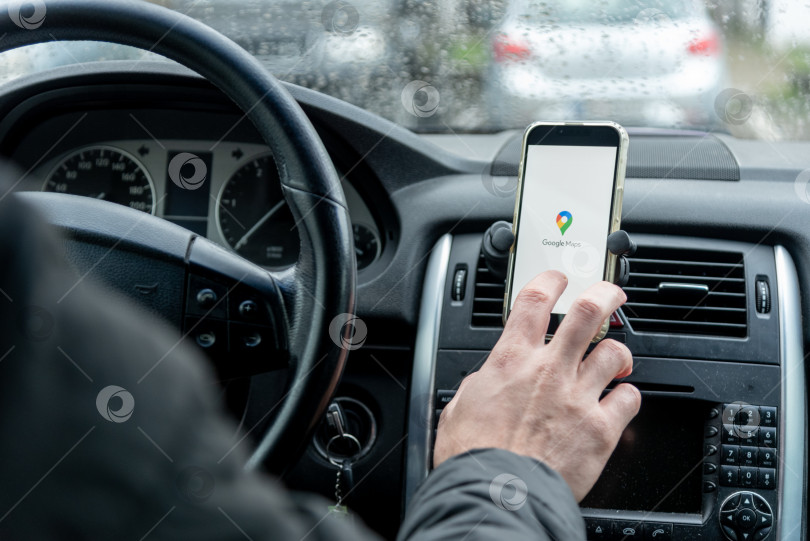 Скачать Бар, Черногория, 12 января 2026 года, приложение Google Maps для мобильного навигатора для водителя фотосток Ozero