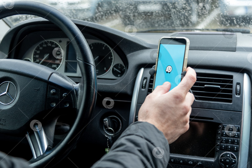 Скачать Бар, Черногория, 12 января 2026 года, приложение Waze Maps для мобильного навигатора для водителей фотосток Ozero