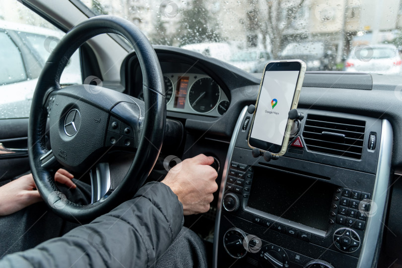 Скачать Бар, Черногория, 12 января 2026 года, приложение Google Maps для мобильного навигатора для водителя фотосток Ozero