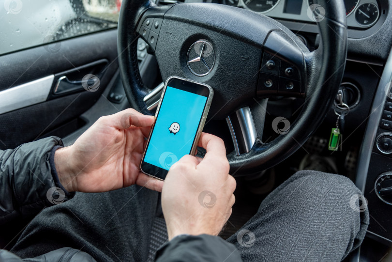 Скачать Бар, Черногория, 12 января 2026 года, приложение Waze Maps для мобильного навигатора для водителей фотосток Ozero