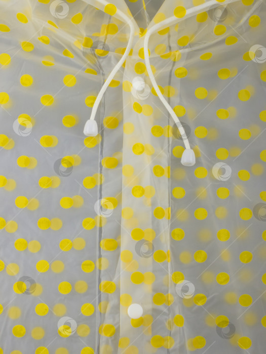 Скачать Белые завязки и пуговицы прозрачного плаща в лимонно-желтый горошек крупным планом фотосток Ozero