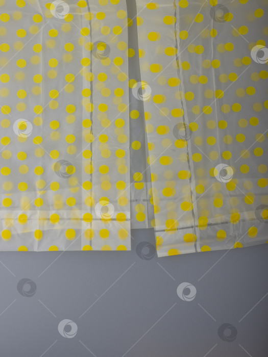 Скачать Крупный план края непромокаемого пончо в желтый горошек фотосток Ozero