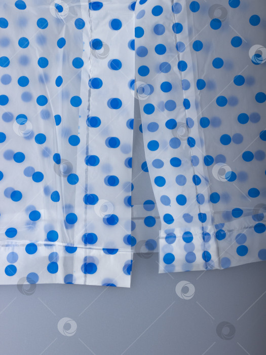 Скачать Крупный план края водонепроницаемого пончо в синий горошек фотосток Ozero