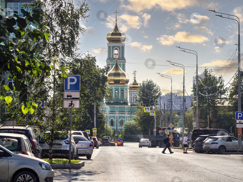 Скачать Свято-Троицкий кафедральный собор. Слудская церковь. Пермская епархия. Вид с Монастырской улицы. Перманент. Россия. 2024.08.20 фотосток Ozero
