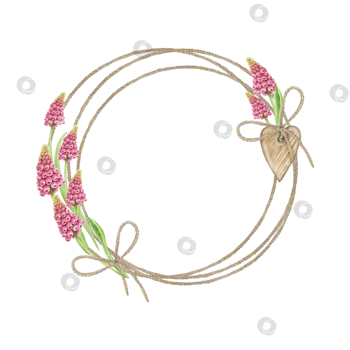 Скачать Круглая цветочная рамка с розовыми мускари, зелеными листьями, выполненная из тонкой бежевой веревки с бантиками, украшена деревянным сердечком. фотосток Ozero