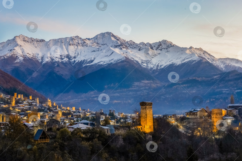 Скачать горный хребет с городом под ним. Деревня Ушгули ночью, Грузия фотосток Ozero