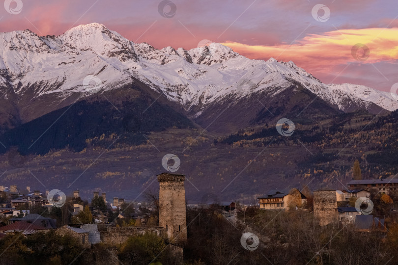 Скачать Грузия, башни Сванетии на закате фотосток Ozero
