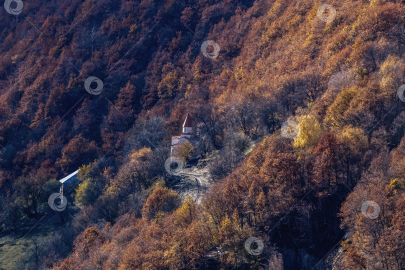 Скачать Гора с церковью и домом вдалеке. Грузия фотосток Ozero