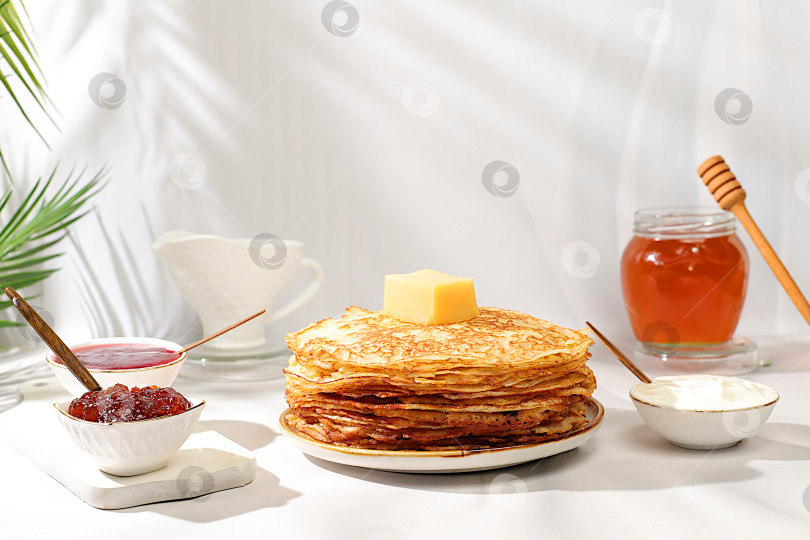 Скачать Вкусные русские блинчики с вареньем, мягким творогом, вареньем и медом на мраморном столе. Полезный завтрак из натуральных ингредиентов, концепция Масленицы, натуральные продукты фотосток Ozero