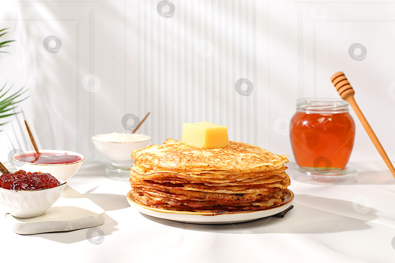 Скачать Концепция Масленицы. Вкусные русские блинчики с вареньем, мягким творогом, вареньем, сметаной и медом на мраморном столе. Полезный завтрак из натуральных ингредиентов, натуральных продуктов фотосток Ozero