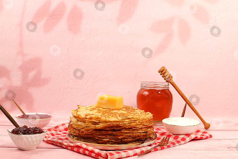 Скачать Вкусные русские блинчики с вареньем, мягким творогом, вареньем, сметаной и медом на мраморном столе. Полезный завтрак из натуральных ингредиентов, масленичная концепция, органические продукты. фотосток Ozero