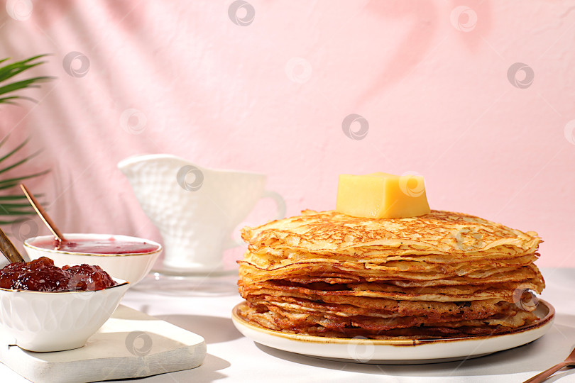 Скачать Концепция Масленицы. Вкусные русские блины с вареньем, мягким творогом, вареньем, сметаной и медом на мраморном столе. Полезный завтрак из натуральных ингредиентов, натуральных продуктов фотосток Ozero