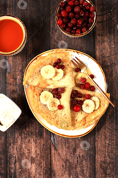 Скачать Вкусные русские блинчики с вареньем, мягким творогом, бананами, клюквой и медом на мраморном столе. Полезный завтрак из натуральных ингредиентов, концепция Масленицы, натуральные продукты фотосток Ozero