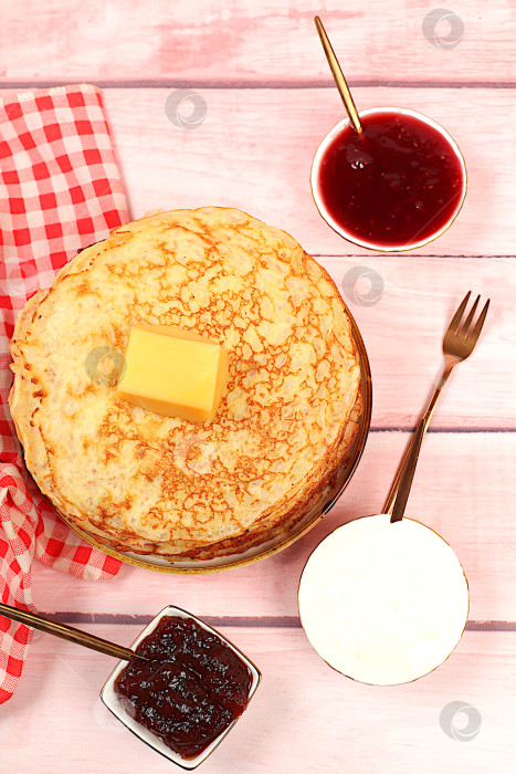 Скачать Вкусные русские блинчики с вареньем, мягким творогом, вареньем, сметаной и медом на мраморном столе. Полезный завтрак из натуральных ингредиентов, концепция Масленицы, натуральные продукты фотосток Ozero
