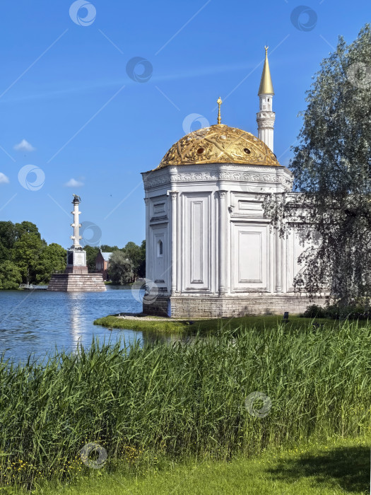 Скачать Пушкин, Санкт-Петербург, Россия - 14 июня 2025 года. Турецкая баня и Чесменская колонна в Екатерининском парке фотосток Ozero