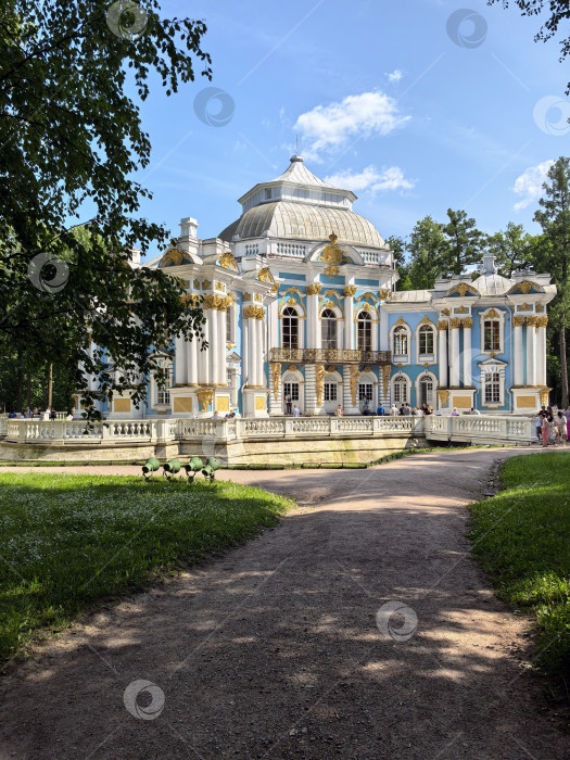Скачать Пушкин, Санкт-Петербург, Россия - 14 июня 2025 года. Павильон "Эрмитаж" в Екатерининском парке с прогуливающимися посетителями фотосток Ozero