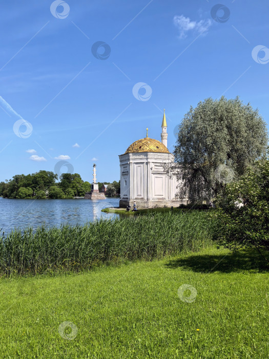 Скачать Пушкин, Санкт-Петербург, Россия - 14 июня 2025 года. Турецкая баня и Чесменская колонна в Екатерининском парке фотосток Ozero