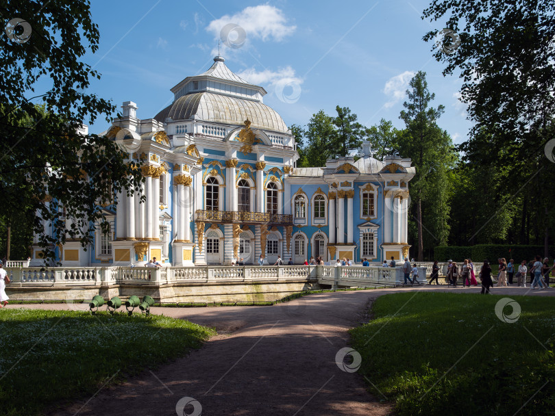 Скачать Пушкин, Санкт-Петербург, Россия - 14 июня 2025 года. Павильон "Эрмитаж" в Екатерининском парке с прогуливающимися посетителями фотосток Ozero