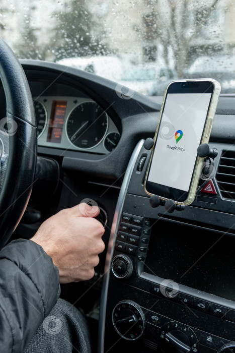 Скачать Бар, Черногория, 12 января 2026 года, приложение Google Maps для мобильного навигатора для водителя фотосток Ozero